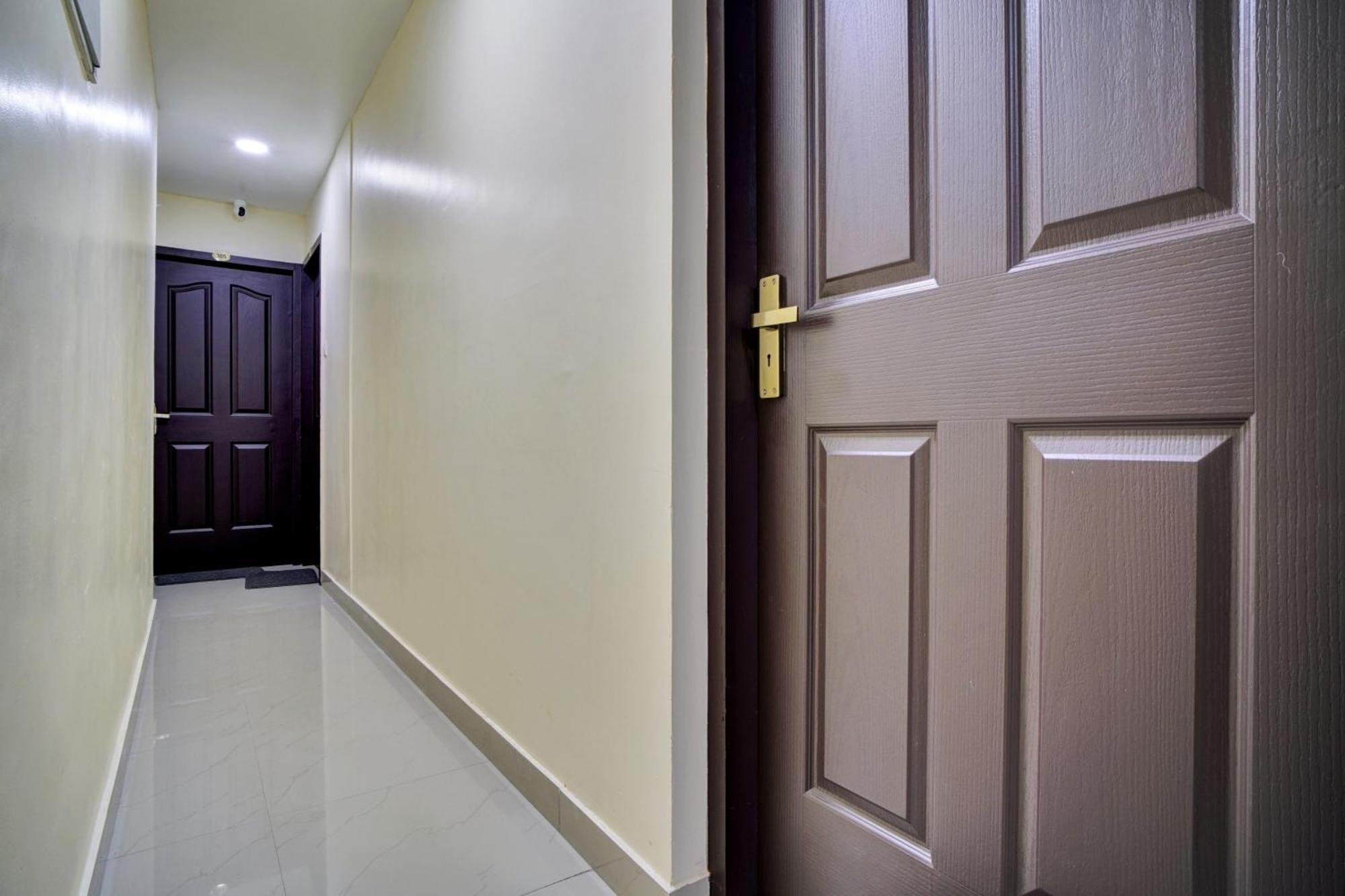 Hotel O Crystal Executive Suites Kochi Exterior foto