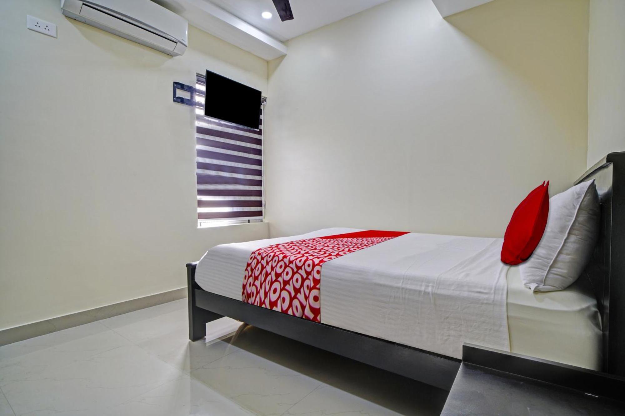 Hotel O Crystal Executive Suites Kochi Exterior foto