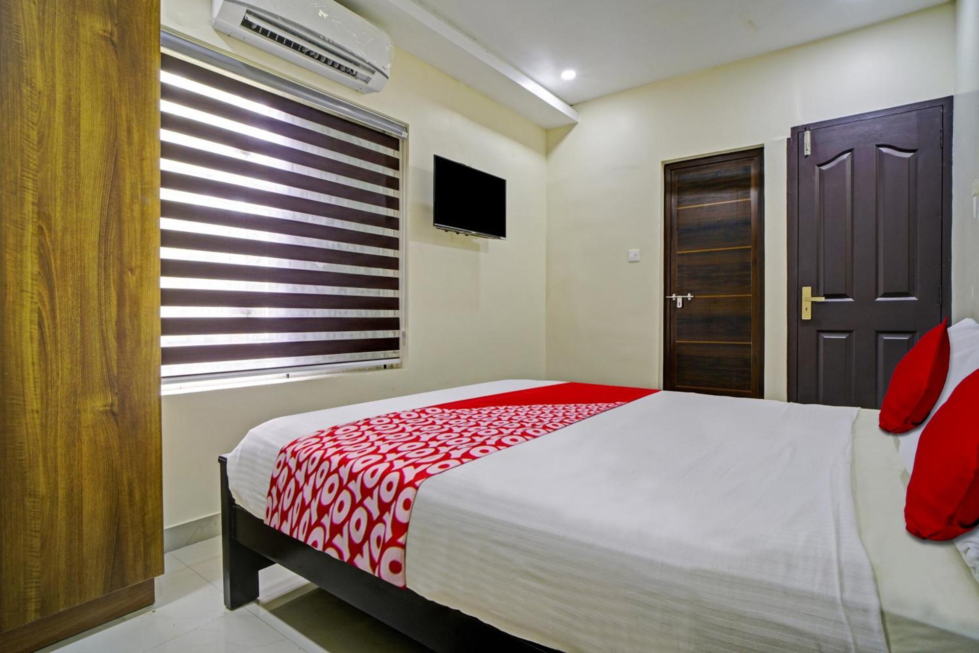 Hotel O Crystal Executive Suites Kochi Exterior foto