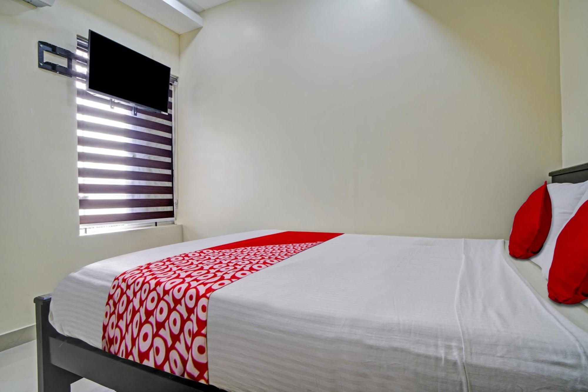 Hotel O Crystal Executive Suites Kochi Exterior foto